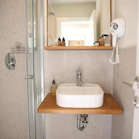 Guemuesluek Отель